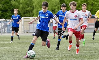 Christian Cilgin (am Ball) gewann mit seiner DSC-U15 mit 4:0 gegen die Sportfreunde Siegen. - Zobe Christian Cilgin (am Ball) gewann mit seiner DSC-U15 mit 4:0 gegen die Sportfreunde Siegen. - Zobe