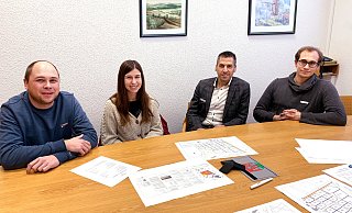 Felix Hüser (v. l.) und Annika Sternberg bei dem Gespräch zum Grundstücksverkauf mit Bürgermeister Burkhard Schwuchow und Alexander Kraft (Wirtschaftsförderung/Liegenschaften). - Stadt Büren Felix Hüser (v. l.) und Annika Sternberg bei dem Gespräch zum Grundstücksverkauf mit Bürgermeister Burkhard Schwuchow und Alexander Kraft (Wirtschaftsförderung/Liegenschaften). - Stadt Büren