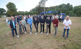 Symbolischer Akt: Im September 2022 markierten Vertreter von Stadt, Feuerwehr, Heimatverein und Baufirma mit Spaten den symbolischen Baubeginn für das Dorfzentrum in Lashorst. Für den Bau werden derzeit die letzten Gewerke vergeben. - Joern Spreen-Ledebur Symbolischer Akt: Im September 2022 markierten Vertreter von Stadt, Feuerwehr, Heimatverein und Baufirma mit Spaten den symbolischen Baubeginn für das Dorfzentrum in Lashorst. Für den Bau werden derzeit die letzten Gewerke vergeben. - Joern Spreen-Ledebur