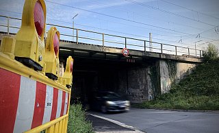 Die Eisenbahnbrücke an der Rüscherstraße wird ab Dienstag für den Verkehr komplett gesperrt. Das Bauwerk muss komplett erneuert werden. - Felix Eisele Die Eisenbahnbrücke an der Rüscherstraße wird ab Dienstag für den Verkehr komplett gesperrt. Das Bauwerk muss komplett erneuert werden. - Felix Eisele