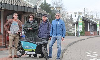 Gähnende Leere: Thomas Dippert (v.l.), Astrid Mulch, Gerold Haug und Jörg Zander auf dem alten ZOB. - Ulf Hanke Gähnende Leere: Thomas Dippert (v.l.), Astrid Mulch, Gerold Haug und Jörg Zander auf dem alten ZOB. - Ulf Hanke