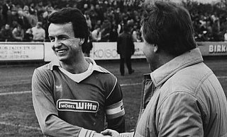 Willkommen: Manfred Meyer (r.), damaliger Vorsitzender des FC Gohfeld, schüttelt Klaus Wunder die Hand. - Martin Pieck Willkommen: Manfred Meyer (r.), damaliger Vorsitzender des FC Gohfeld, schüttelt Klaus Wunder die Hand. - Martin Pieck