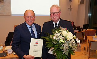 Landrat Christoph Rüther überreicht Elmar Keuter die Ernennungsurkunde zum Ehrenkreisbrandmeister. - © 2023 Ralph Meyer. Alle Inhalte urheberrechtlich geschützt. Landrat Christoph Rüther überreicht Elmar Keuter die Ernennungsurkunde zum Ehrenkreisbrandmeister. - © 2023 Ralph Meyer. Alle Inhalte urheberrechtlich geschützt.