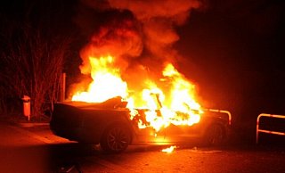 Der Audi brannte auf dem Parkplatz des Handwerkbildungszentrums vollständig aus. - Polizei Minden-Lübbecke Der Audi brannte auf dem Parkplatz des Handwerkbildungszentrums vollständig aus. - Polizei Minden-Lübbecke