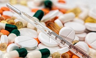 Medikamente sind bunt und ihre Verpackungen knistern - das macht viele Kinder neugierig. Eine Einnahme kann für sie aber schnell lebensgefährlich werden. - Pixabay (Symbolfoto) Medikamente sind bunt und ihre Verpackungen knistern - das macht viele Kinder neugierig. Eine Einnahme kann für sie aber schnell lebensgefährlich werden. - Pixabay (Symbolfoto)