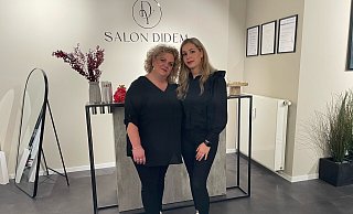 Friseurmeisterin Didem Yerlikaya (r.) hat in Herringhausen einen neuen Friseursalon eröffnet - mit Mitarbeiterin Sina Wendrich. - Sevim Hangül Friseurmeisterin Didem Yerlikaya (r.) hat in Herringhausen einen neuen Friseursalon eröffnet - mit Mitarbeiterin Sina Wendrich. - Sevim Hangül