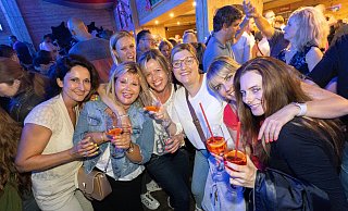 Beste Stimmung herrscht in der Paderborner Almhütte. - Niklas Tüns Beste Stimmung herrscht in der Paderborner Almhütte. - Niklas Tüns