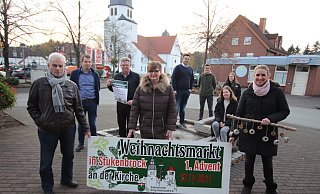 Machen Lust auf den Weihnachtsmarkt in Stukenbrock: Mitglieder der Ortsgemeinschaft Stukenbrock, des Jugendparlamentes und des Gymnasiums und Daniela Wallas (Kita St. Elisabeth), die einige Vogelplätzchen mitgebracht hat - Sigurd Gringel Machen Lust auf den Weihnachtsmarkt in Stukenbrock: Mitglieder der Ortsgemeinschaft Stukenbrock, des Jugendparlamentes und des Gymnasiums und Daniela Wallas (Kita St. Elisabeth), die einige Vogelplätzchen mitgebracht hat - Sigurd Gringel