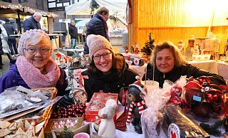 Irmgard Tolzmann aus Melle (v. l.), die DRK-Vorsitzende Tanja Tolzmann und Marianne Scherf aus dem DRK-Kleiderstübchen bieten selbstgemachtes Kreatives an. - Regina Brucksch Irmgard Tolzmann aus Melle (v. l.), die DRK-Vorsitzende Tanja Tolzmann und Marianne Scherf aus dem DRK-Kleiderstübchen bieten selbstgemachtes Kreatives an. - Regina Brucksch
