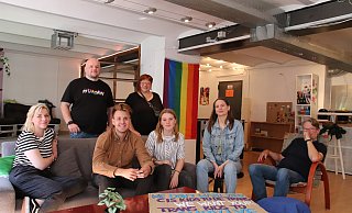 Julia Paar (Leiterin des AWO-Jugendzentrums, v.l.) und die beiden Honorarkräfte Lina Zschieschang und Kaja Kroes (3. und 2. v.r.) geben dem grünen Bundestagsabgeordneten Max Lucks (sitzend 2. v.l.) und grünen Vertretern auf Kreis- und Stadtebene einen Einblick in den Treff für queere Jugendliche. - Susanne Blersch Julia Paar (Leiterin des AWO-Jugendzentrums, v.l.) und die beiden Honorarkräfte Lina Zschieschang und Kaja Kroes (3. und 2. v.r.) geben dem grünen Bundestagsabgeordneten Max Lucks (sitzend 2. v.l.) und grünen Vertretern auf Kreis- und Stadtebene einen Einblick in den Treff für queere Jugendliche. - Susanne Blersch