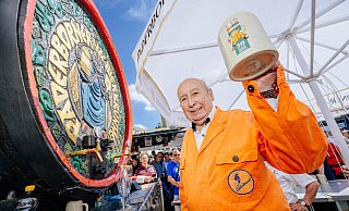 Heute ist Diethelm Temme 83 Jahr alt und geht immer noch gerne zur Bierbrunnen-Eröffnung. Die orangefarbene Jacke der Paderborner Brauerei von damals hat er als Erinnerungsstück aufbewahrt. - Besim Mazhiqi Heute ist Diethelm Temme 83 Jahr alt und geht immer noch gerne zur Bierbrunnen-Eröffnung. Die orangefarbene Jacke der Paderborner Brauerei von damals hat er als Erinnerungsstück aufbewahrt. - Besim Mazhiqi