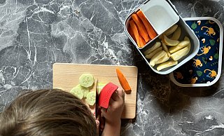 Eltern sollten ihre Kinder beim Zubereiten fürs Schulfrühstück der Pausenbox mit einbeziehen. Mit speziellen Kindermessern kann der Nachwuchs prima Gurken in Scheiben schneiden. - Katharina Eisele Eltern sollten ihre Kinder beim Zubereiten fürs Schulfrühstück der Pausenbox mit einbeziehen. Mit speziellen Kindermessern kann der Nachwuchs prima Gurken in Scheiben schneiden. - Katharina Eisele