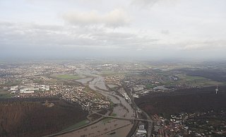 Zu den Füßen des Kaiser-Wilhelm-Denkmals in Porta Westfalica ist der Wasserpegel immer noch auf einem hohen Niveau. - Detlef Wittig Zu den Füßen des Kaiser-Wilhelm-Denkmals in Porta Westfalica ist der Wasserpegel immer noch auf einem hohen Niveau. - Detlef Wittig
