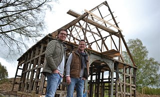 Jan (l.) und Christoph Nobbe vor dem "neuen" Fachwerkhaus auf ihrem Grundstück. Ende des Jahres muss es fertig sein, dann läuft die Förderung aus. - Meiko Haselhorst Jan (l.) und Christoph Nobbe vor dem "neuen" Fachwerkhaus auf ihrem Grundstück. Ende des Jahres muss es fertig sein, dann läuft die Förderung aus. - Meiko Haselhorst