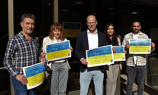 Eröffnung der Ukraine-Beratungsstelle im Neuen Rathaus Bielefeld: Das Team (v.l.) Kadim Uzunyayla, Gisela Krutwage, Schirin Vahle, Halil Güner samt Sozialdezernent Ingo Nürnberger (m.). - Stadt Bielefeld Eröffnung der Ukraine-Beratungsstelle im Neuen Rathaus Bielefeld: Das Team (v.l.) Kadim Uzunyayla, Gisela Krutwage, Schirin Vahle, Halil Güner samt Sozialdezernent Ingo Nürnberger (m.). - Stadt Bielefeld