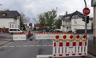 Seit Donnerstag ist der Hellweg zwischen der Kreuzung gesperrt. Dort sind die Ampeln nach einem Unfall seit 24. März ausgefallen. Am Mittwoch stießen zwei Autos auf der Kreuzung zusammen. - Marion Pokorra Seit Donnerstag ist der Hellweg zwischen der Kreuzung gesperrt. Dort sind die Ampeln nach einem Unfall seit 24. März ausgefallen. Am Mittwoch stießen zwei Autos auf der Kreuzung zusammen. - Marion Pokorra