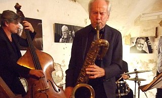 Das Tenorsaxofon hat den in Saarbrücken lebenden geborenen Lübbecker August Wilhelm Scheer Zeit seines Lebens begleitet. Sein Auftritt im Club war einer der Höhepunkte im vergangenen Jahr. - Karsten Schulz Das Tenorsaxofon hat den in Saarbrücken lebenden geborenen Lübbecker August Wilhelm Scheer Zeit seines Lebens begleitet. Sein Auftritt im Club war einer der Höhepunkte im vergangenen Jahr. - Karsten Schulz