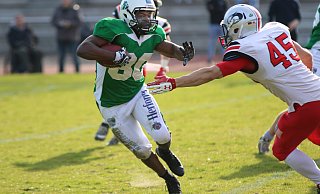 Nur schwer zu stoppen: T.J. Richardson (l.) ist zurück bei den Bielefeld Bulldogs. Foto: Andre Zarnke - Andre Zarnke Nur schwer zu stoppen: T.J. Richardson (l.) ist zurück bei den Bielefeld Bulldogs. Foto: Andre Zarnke - Andre Zarnke