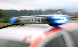 Rettungskräfte mussten die 71-Jährige nach ihrem Sturz reanimieren. - Stephan Jansen /dpa Rettungskräfte mussten die 71-Jährige nach ihrem Sturz reanimieren. - Stephan Jansen /dpa