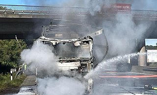 Auf der A2 brannte ein Lkw, die Rauchsäule war weithin sichtbar. - Claus Frickemeier Auf der A2 brannte ein Lkw, die Rauchsäule war weithin sichtbar. - Claus Frickemeier
