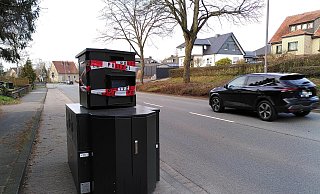 Der Kreis Herford möchte einen mobilen Blitzer anschaffen. Für eine Testphase wurde das Gerät an der Ernst-Reuter-Straße aufgestellt. Das Foto zeigt das Gerät jedoch an einer Straße im benachbarten Löhne. - Judith Gladow Der Kreis Herford möchte einen mobilen Blitzer anschaffen. Für eine Testphase wurde das Gerät an der Ernst-Reuter-Straße aufgestellt. Das Foto zeigt das Gerät jedoch an einer Straße im benachbarten Löhne. - Judith Gladow