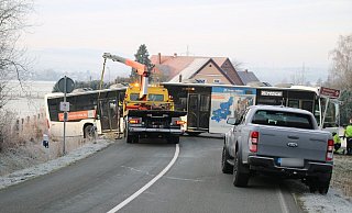Der Bus war bei einer Leerfahrt in den Graben gerutscht. - Maximilian Hampel Der Bus war bei einer Leerfahrt in den Graben gerutscht. - Maximilian Hampel
