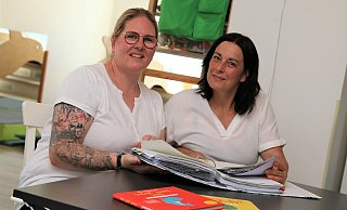 Für den Beruf als Tagesmütter in Paderborn werben Kathrin Heger (l.) und Natalie Schmitz. - Rajkumar Mukherjee Für den Beruf als Tagesmütter in Paderborn werben Kathrin Heger (l.) und Natalie Schmitz. - Rajkumar Mukherjee