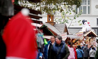 Passanten besuchen am 4. November den Weihnachtsmarkt in Essen-Steele. - Roland Weihrauch Passanten besuchen am 4. November den Weihnachtsmarkt in Essen-Steele. - Roland Weihrauch