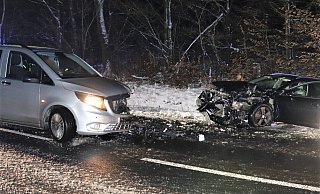 Auf der L951 prallten zwei Autos frontal aufeinander. - Polizei Auf der L951 prallten zwei Autos frontal aufeinander. - Polizei
