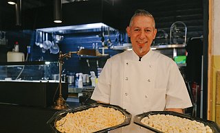 Piergiovanni Manni hat viele Jahre Gastronomie-Erfahrung. Jetzt wagt er im Harms Markt mit der "Mannifaktur" den Schritt in die Selbständigkeit. - unbekannt Piergiovanni Manni hat viele Jahre Gastronomie-Erfahrung. Jetzt wagt er im Harms Markt mit der "Mannifaktur" den Schritt in die Selbständigkeit. - unbekannt