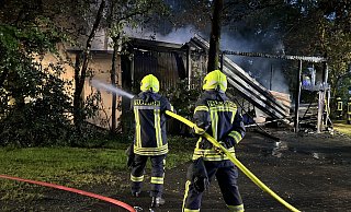 Mehr als 100 Einsatzkräfte aus Rheda-Wiedenbrück waren vor Ort, um das Feuer zu löschen. - NW Mehr als 100 Einsatzkräfte aus Rheda-Wiedenbrück waren vor Ort, um das Feuer zu löschen. - NW