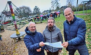 Bezirksbürgermeister Jesco von Kuczkowski (l.) und Sozialdezernent Ingo Nürnberger (r.) zeigten Martin Meier (Mitte), Initiator der Petition zum Erhalt der Fläche an der Heuberger Straße, wo genau die Kita hinkommen soll. Trotz Regen kamen etwa 50 Nachbarn, um Kritik zu äußern und Alternativen zu diskutieren. - Barbara Franke Bezirksbürgermeister Jesco von Kuczkowski (l.) und Sozialdezernent Ingo Nürnberger (r.) zeigten Martin Meier (Mitte), Initiator der Petition zum Erhalt der Fläche an der Heuberger Straße, wo genau die Kita hinkommen soll. Trotz Regen kamen etwa 50 Nachbarn, um Kritik zu äußern und Alternativen zu diskutieren. - Barbara Franke