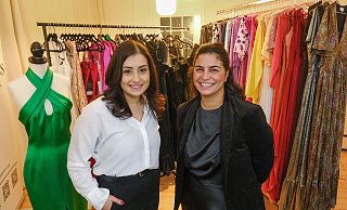 Emel Tumay (links) bietet mit "e-dress" Kleidung zur Miete an. Gemeinsam mit Tijen Sagir von "bridalism" hat sie einen Showroom an der Bahnhofstraße. - Andreas Zobe Emel Tumay (links) bietet mit "e-dress" Kleidung zur Miete an. Gemeinsam mit Tijen Sagir von "bridalism" hat sie einen Showroom an der Bahnhofstraße. - Andreas Zobe