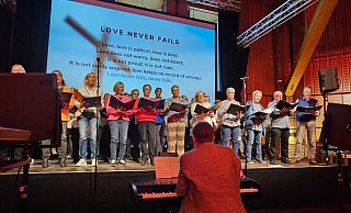 Der Chor One Voice der ev. Martins-Kirchengemeinde überzeugte mit drei englischsprachigen Liebesliedern das Publikum. - Alexandra Stratmeier Der Chor One Voice der ev. Martins-Kirchengemeinde überzeugte mit drei englischsprachigen Liebesliedern das Publikum. - Alexandra Stratmeier