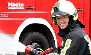 Jeanette Theilmeier ist seit vielen Jahren bei der Miele-Werkfeuerwehr in Gütersloh und tritt nun die Leitung der Wehrleitung an. - Miele Jeanette Theilmeier ist seit vielen Jahren bei der Miele-Werkfeuerwehr in Gütersloh und tritt nun die Leitung der Wehrleitung an. - Miele