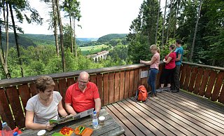Der Paderborner Höhenweg bietet eine schöne Aussicht auf Neuenbeken und das Kleine Viadukt. - Reinhard Rohlf Der Paderborner Höhenweg bietet eine schöne Aussicht auf Neuenbeken und das Kleine Viadukt. - Reinhard Rohlf