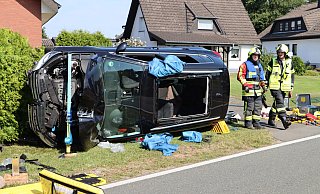 Ein Leichtverletzter und mehrere Tausend Euro Sachschaden sind das Ergebnis eines Verkehsunfalls in Hövelhof-Espeln. - Feuerwehr Ein Leichtverletzter und mehrere Tausend Euro Sachschaden sind das Ergebnis eines Verkehsunfalls in Hövelhof-Espeln. - Feuerwehr