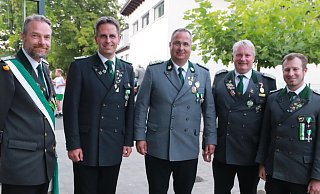 Großen Applaus der Schützen erhalten die Vorstandsmitglieder für die geleistete Arbeit in schwieriger Zeit. Zahlmeister Christian Koch (v.l.), Geschäftsführer Markus Landerbarthold, Vorsitzender Christian Landerbarthold, Major Eike Kramer und stellvertretender Vorsitzender Patrick Bockwinkel. - Knut Dinter Großen Applaus der Schützen erhalten die Vorstandsmitglieder für die geleistete Arbeit in schwieriger Zeit. Zahlmeister Christian Koch (v.l.), Geschäftsführer Markus Landerbarthold, Vorsitzender Christian Landerbarthold, Major Eike Kramer und stellvertretender Vorsitzender Patrick Bockwinkel. - Knut Dinter