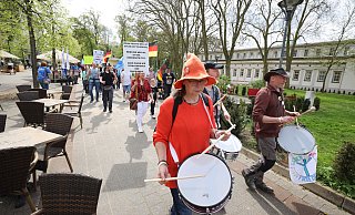 Gleich drei Trommler marschierten bei der dritten Querdenker-Demo in Bad Oeynhausen in diesem Jahr vorneweg. - Jörg Stuke Gleich drei Trommler marschierten bei der dritten Querdenker-Demo in Bad Oeynhausen in diesem Jahr vorneweg. - Jörg Stuke