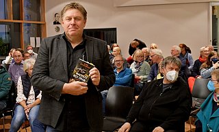 Krimiautor Klaus Stickelbroeck kommt mit seiner leicht schnoddrigen Art bei Publikum der Lesung im katholischen Gemeindehaus St. Michael in Oerlinghaues gut an. - Gunter Held Krimiautor Klaus Stickelbroeck kommt mit seiner leicht schnoddrigen Art bei Publikum der Lesung im katholischen Gemeindehaus St. Michael in Oerlinghaues gut an. - Gunter Held