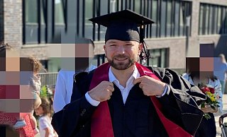 Lawend Saeed ist endlich Arzt: Vor wenigen Wochen hat er in Hamburg seine lang ersehnte Approbationsurkunde erhalten. Ab Herbst will er als Assistenzarzt arbeiten. - Lawend Saeed Lawend Saeed ist endlich Arzt: Vor wenigen Wochen hat er in Hamburg seine lang ersehnte Approbationsurkunde erhalten. Ab Herbst will er als Assistenzarzt arbeiten. - Lawend Saeed