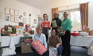 Petra Krüger und Rafah Jelli (1. Reihe v.l.) Annemarie Becker, Sigrid Maslowski und Heidi Wendt (2. Reihe v.l.) von der DRK-Kleiderkammer in Espelkamp sind bereit für die Bescherung. - Klaus Frensing Petra Krüger und Rafah Jelli (1. Reihe v.l.) Annemarie Becker, Sigrid Maslowski und Heidi Wendt (2. Reihe v.l.) von der DRK-Kleiderkammer in Espelkamp sind bereit für die Bescherung. - Klaus Frensing