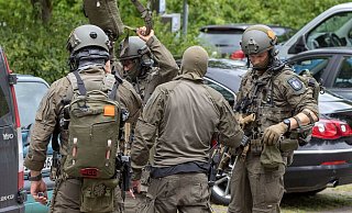 Ein Spezialeinsatzkommando (SEK) der Polizei war im Sommer schnell an der Bielefelder Rosenhöhe zur Stelle und konnte den Amokläufer nach nur 15 Minuten fassen. - Oliver Krato Ein Spezialeinsatzkommando (SEK) der Polizei war im Sommer schnell an der Bielefelder Rosenhöhe zur Stelle und konnte den Amokläufer nach nur 15 Minuten fassen. - Oliver Krato