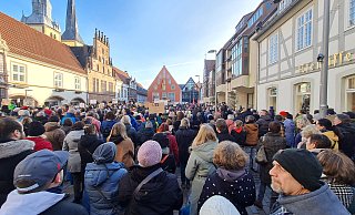 Über 2.000 Menschen kamen Ende Januar auf dem Marktplatz zusammen, um ein Zeichen für Demokratie und Menschenrechte zu setzen. - Thomas Krügler Über 2.000 Menschen kamen Ende Januar auf dem Marktplatz zusammen, um ein Zeichen für Demokratie und Menschenrechte zu setzen. - Thomas Krügler
