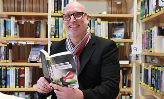 Im Hauptberuf ist Christian Jaschinski Lehrer, nebenbei kann er beim Schreiben seiner Passion nachgehen und spannende Kriminalfälle entwickeln. - Knut Dinter Im Hauptberuf ist Christian Jaschinski Lehrer, nebenbei kann er beim Schreiben seiner Passion nachgehen und spannende Kriminalfälle entwickeln. - Knut Dinter