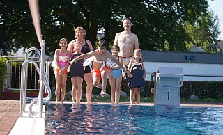 Während Jackdar mutig ins Wasser springt, bleiben Silvia Knöner (hinten links) und Betreuer Tommy noch am Rand. - Yvonne Gottschlich Während Jackdar mutig ins Wasser springt, bleiben Silvia Knöner (hinten links) und Betreuer Tommy noch am Rand. - Yvonne Gottschlich