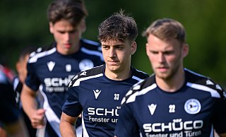 Zugang Mika Schroers (vorne), U-19-Spieler Max Lippert und Maximilian Großer (hinten) machen sich mit Arminia auf den Weg ins Trainingslager. - Copyright by Teresa Kroeger Zugang Mika Schroers (vorne), U-19-Spieler Max Lippert und Maximilian Großer (hinten) machen sich mit Arminia auf den Weg ins Trainingslager. - Copyright by Teresa Kroeger