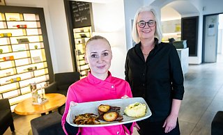 Küchenchefin Elena Oswald (l.) und Restaurantchefin Andrea Bell. - Sarah Jonek Fotografie Küchenchefin Elena Oswald (l.) und Restaurantchefin Andrea Bell. - Sarah Jonek Fotografie