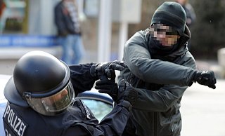 Die Anzahl von Angriffen auf Polizisten und Rettungskräfte steigt in NRW. - Carsten Rehder Die Anzahl von Angriffen auf Polizisten und Rettungskräfte steigt in NRW. - Carsten Rehder
