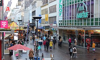 Noch recht zögerlich schlendern die Paderborner in der Vorweihnachtszeit durch die Innenstadt. - Anna-Lena Hinder Noch recht zögerlich schlendern die Paderborner in der Vorweihnachtszeit durch die Innenstadt. - Anna-Lena Hinder
